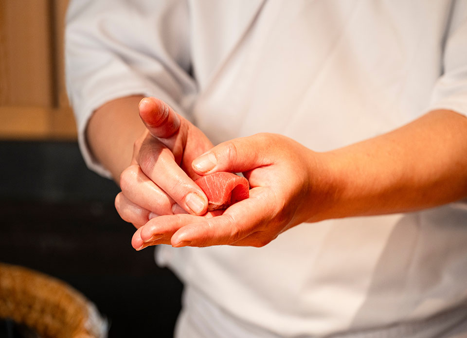 寿司を握っている写真